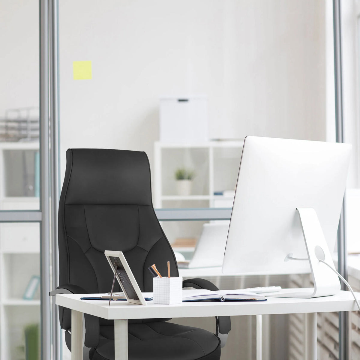 Grijze Professionele directiestoel ELEGANCE I aan een wit bureau met computermonitor van hjh OFFICE