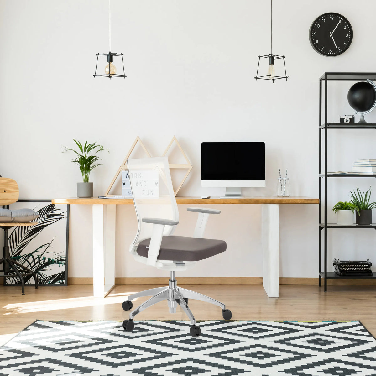 Professionele bureaustoel ASPEN WHITE in grijs en wit met witte rugleuning en armleuningen van hjh OFFICE