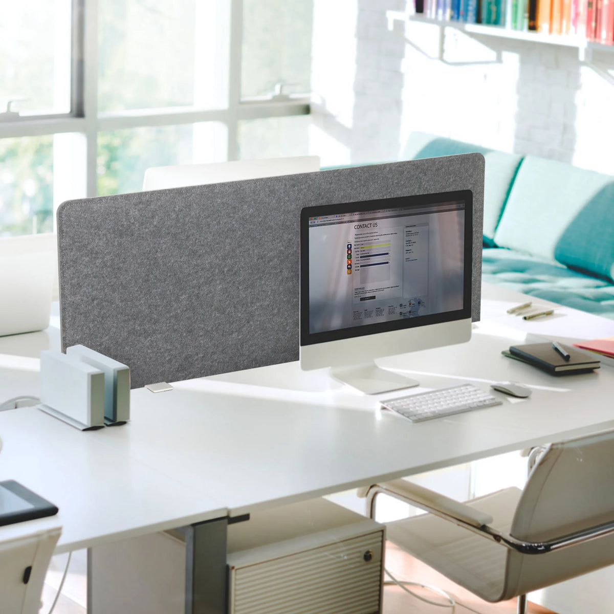 Grijze tafelverdeler FLEXMIUT 3D met een breedte van 120 cm op een wit bureau van hjh OFFICE