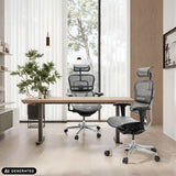 Twee grijze ERGOHUMAN ULTRA GEN2 luxe directiestoelen met netrug bij een bureau van hjh OFFICE (AI-gegenereerde afbeelding)