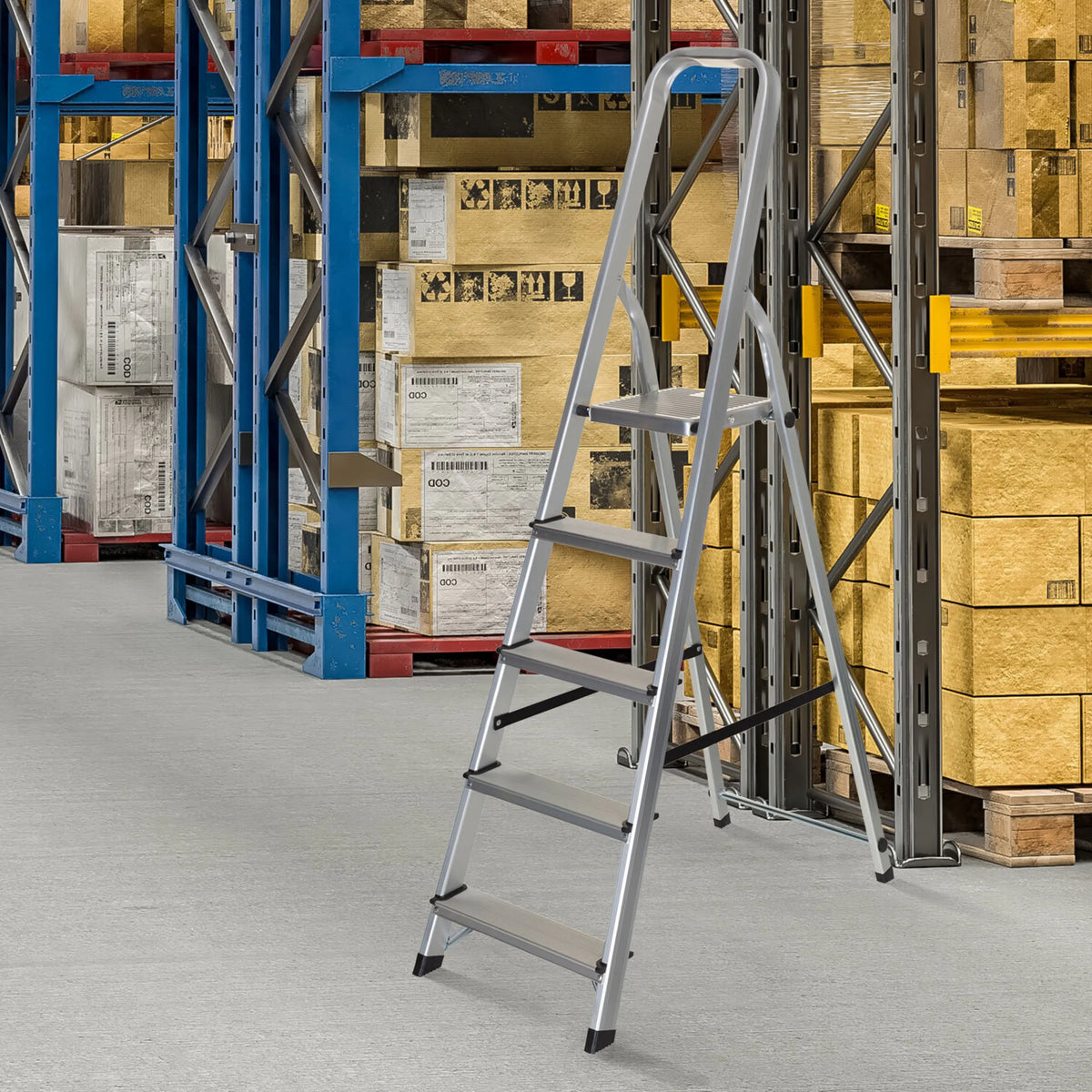 Vijftraps aluminium klaptrap SOLID III in een magazijn voor een stelling van hjh OFFICE