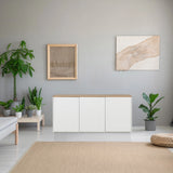 Dressoir KELO S in wit met een eikenhouten blad in een lichte kamer van hjh LIVING