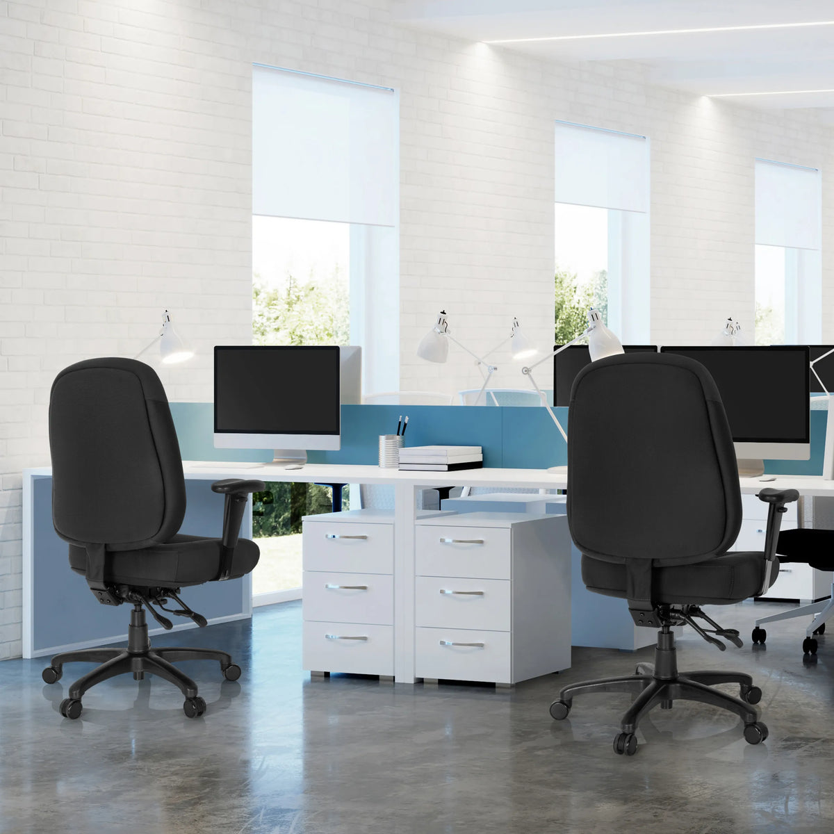 Twee zwarte professionele bureaustoelen ZENIT XXL aan witte bureaus in een licht kantoor van hjh OFFICE