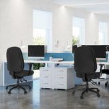 Twee zwarte professionele bureaustoelen ZENIT XXL aan witte bureaus in een licht kantoor van hjh OFFICE