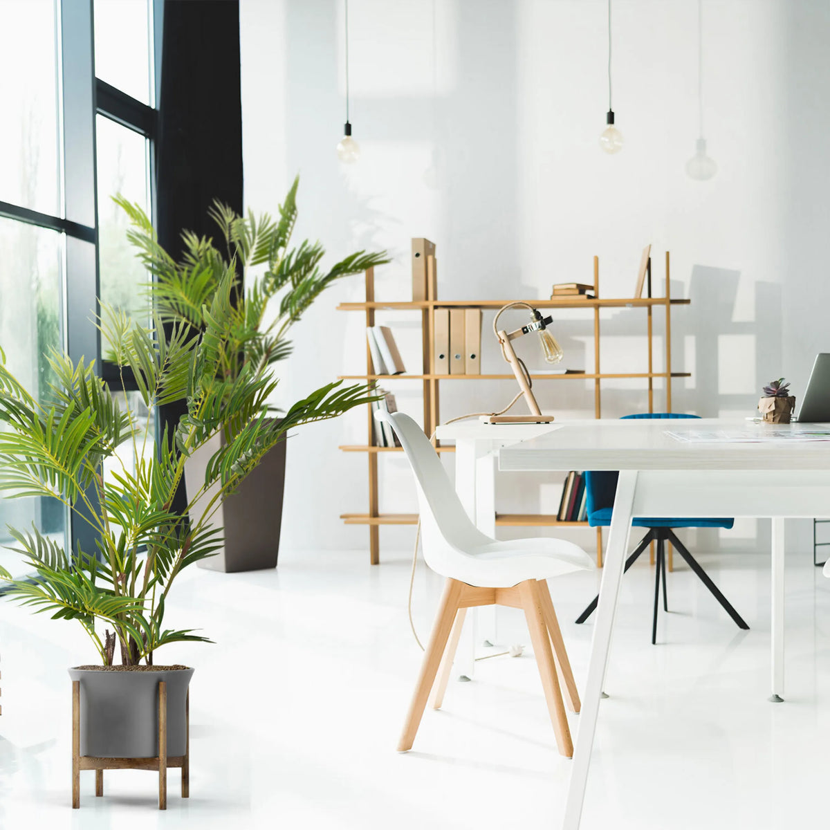 Groene kunstplant ARECA I in een grijze pot op een houten standaard van hjh OFFICE