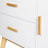 Witte fronten met lichte houten grepen van het Dressoir TAROLO van hjh LIVING