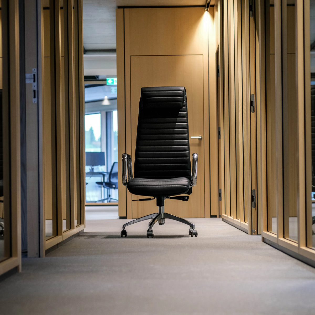 Luxe directiestoel ASPERA 20 in zwart met gewatteerde bekleding en zilverkleurige armleuningen van hjh OFFICE