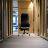 Luxe directiestoel ASPERA 20 in zwart met gewatteerde bekleding en zilverkleurige armleuningen van hjh OFFICE