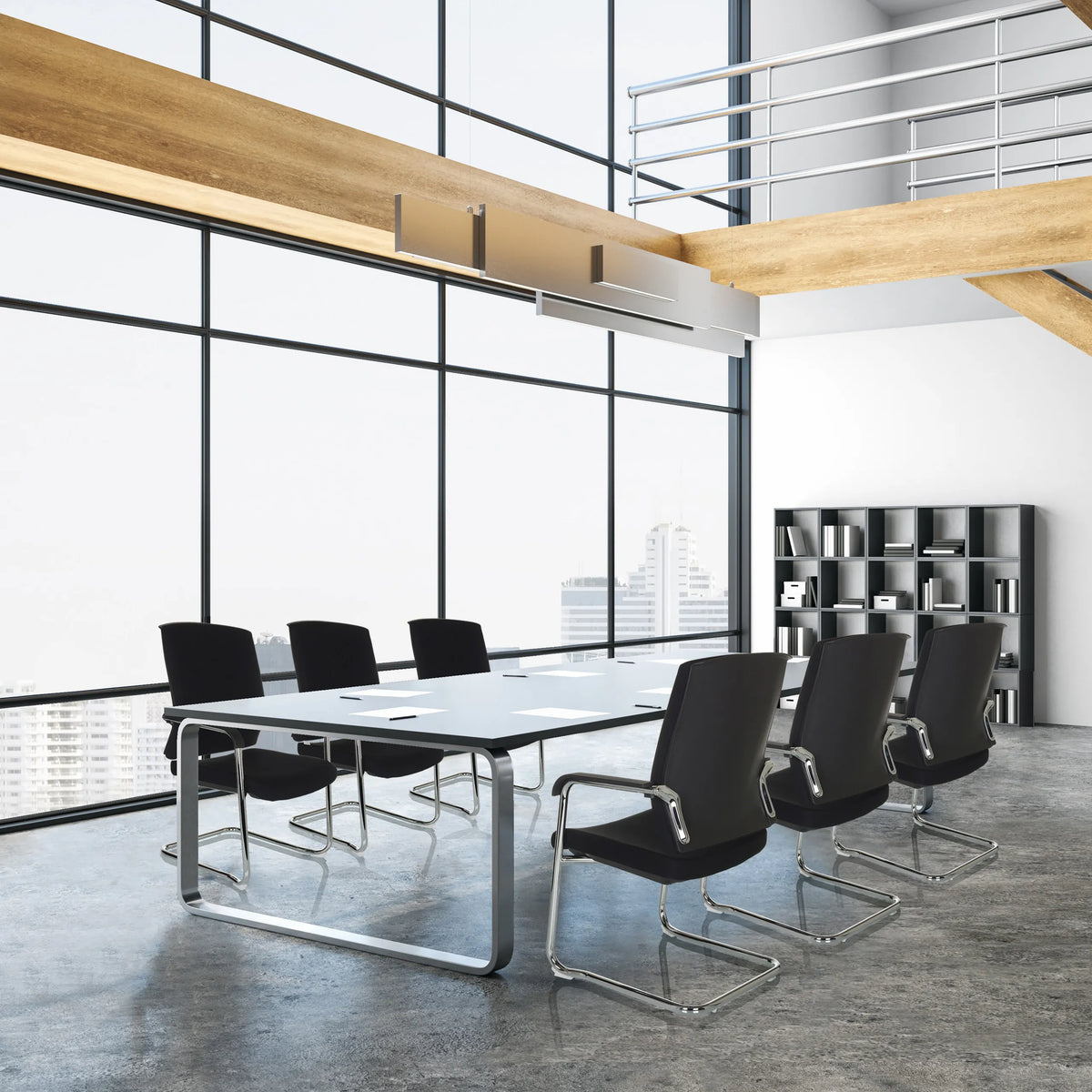 Zwarte LEVIA VP vergaderstoelen met armleuningen aan een conferentietafel in een licht kantoor van hjh OFFICE