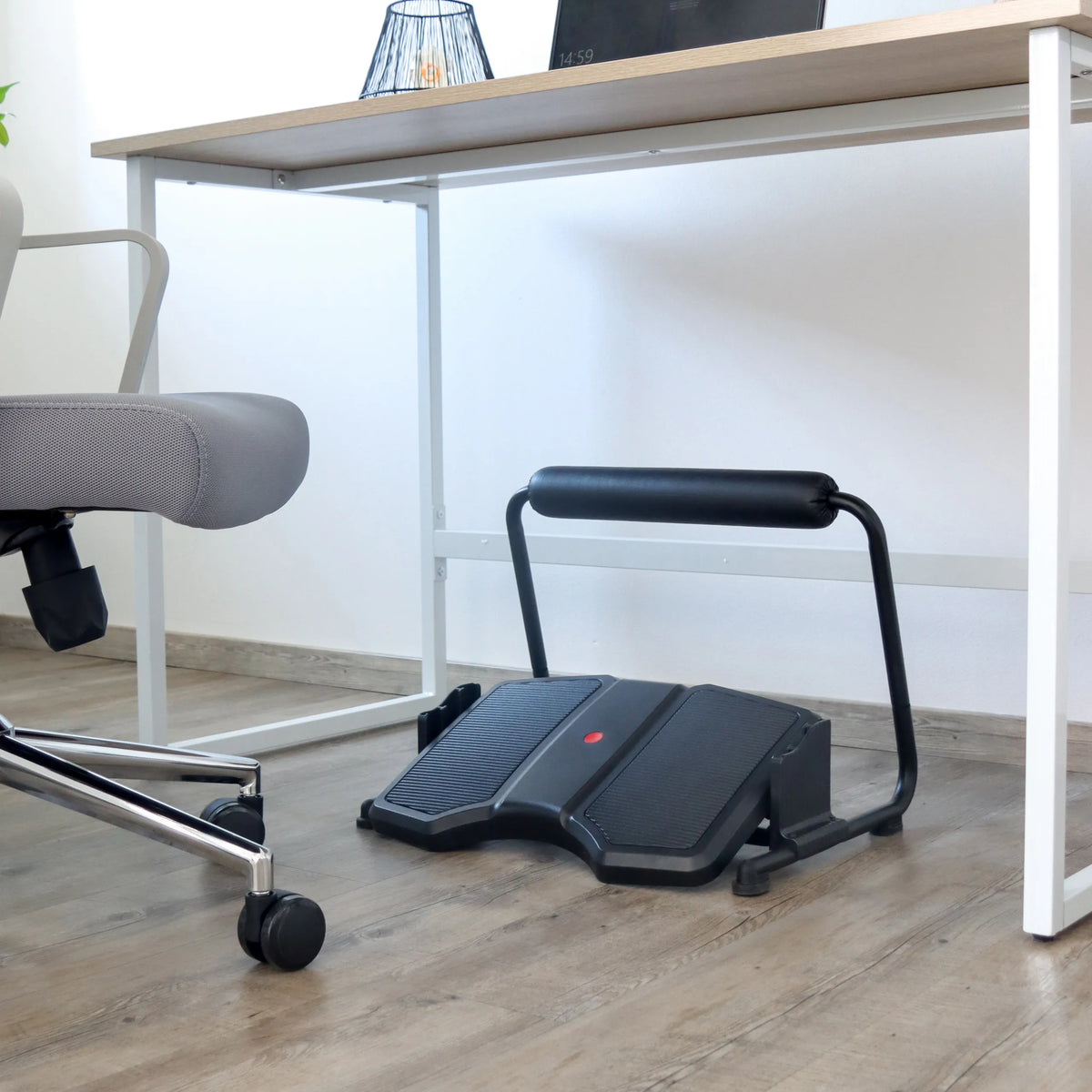 Zwarte PODI F voetensteun met antislip-treden en een gewatteerde dwarsstang onder een bureau van hjh OFFICE