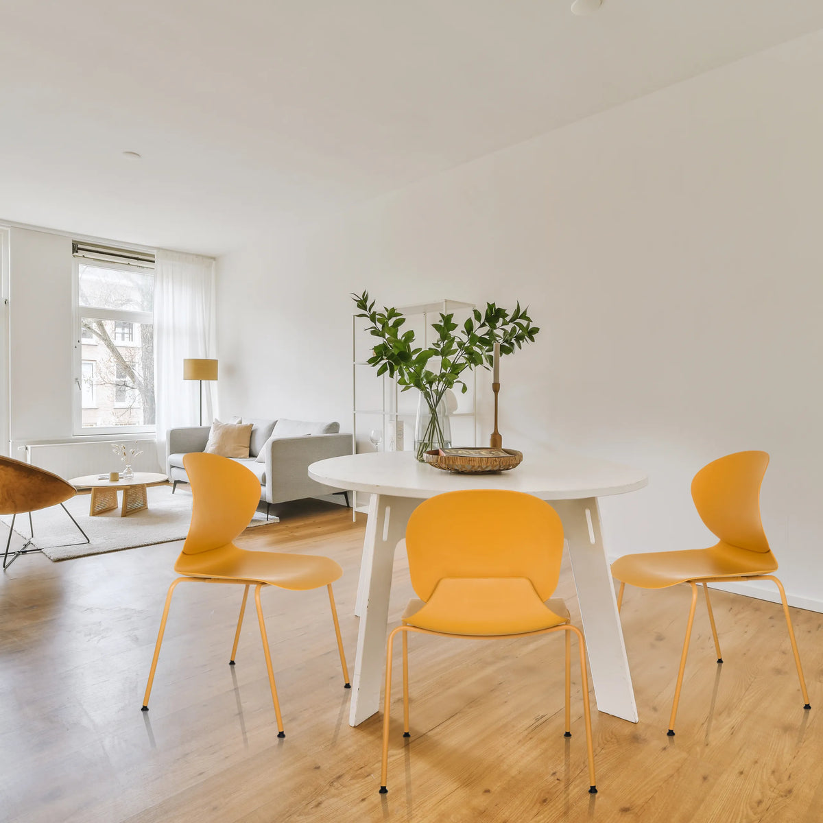 Gele vierpotige stoelen T36 VI met gebogen zitschaal en slanke poten van hjh OFFICE