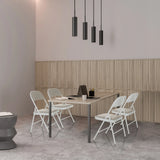 Vier grijze klapstoelen TUDELA W met kunstlederen bekleding aan een tafel van hjh OFFICE