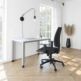 Wit QUEO 614 S bureau uit de QUEO-serie in 140 x 67 cm met in hoogte verstelbaar onderstel van hjh OFFICE PRO