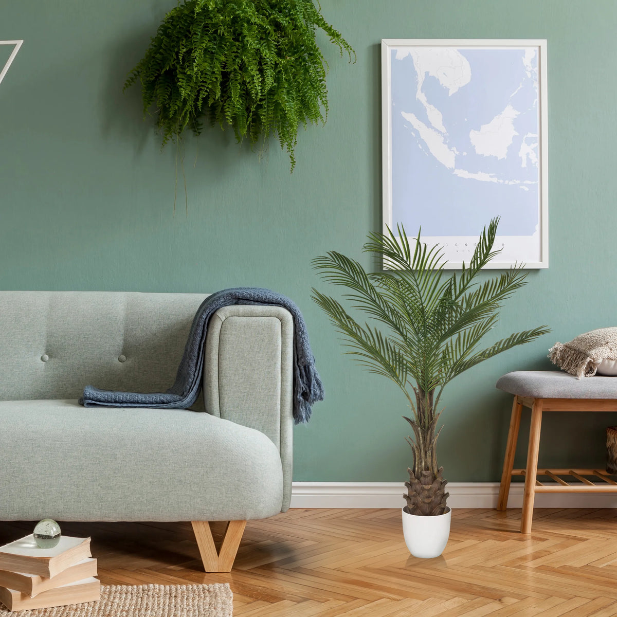 Groene kunstplant DRACAENA in een witte pot op een houten vloer van hjh OFFICE