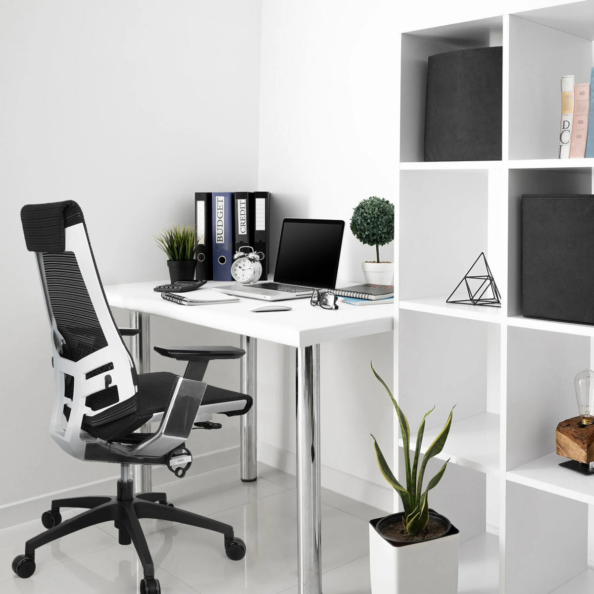 Professionele bureaustoel GENIDIA SMART WHITE CM met netbespanning in zwart-wit en chromen frame van hjh OFFICE
