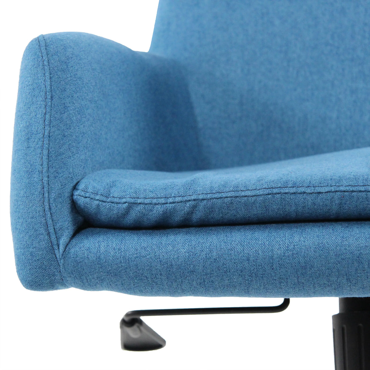 Blauwe stoffen bekleding en armleuning van de Thuisgebruik bureaustoel SHAKE 400 van hjh OFFICE
