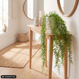 Groene kunstplant Filix in een geribbelde witte overpot op een houten consoletafel van hjh OFFICE