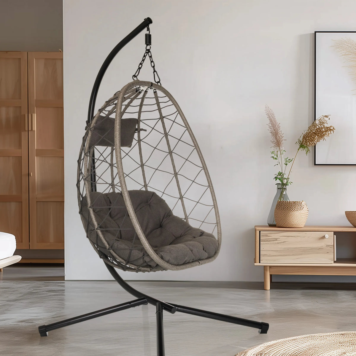 Hangstoel COCOVA met grijze bekleding en zwart frame van hjh LIVING