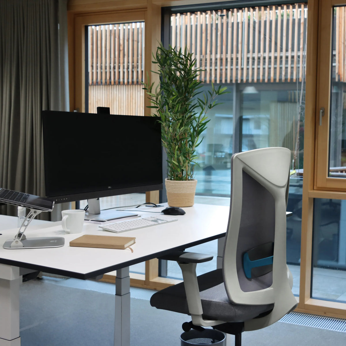 Grijze HALIFAX WORK baliestoel aan een wit bureau in een lichte kamer van hjh OFFICE