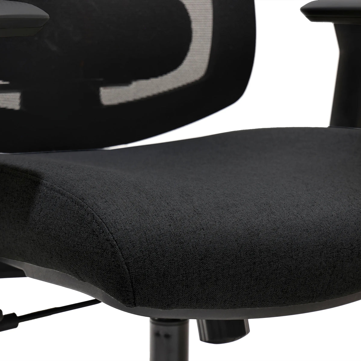 Zwart beklede zitting van de professionele bureaustoel Mirou van hjh OFFICE