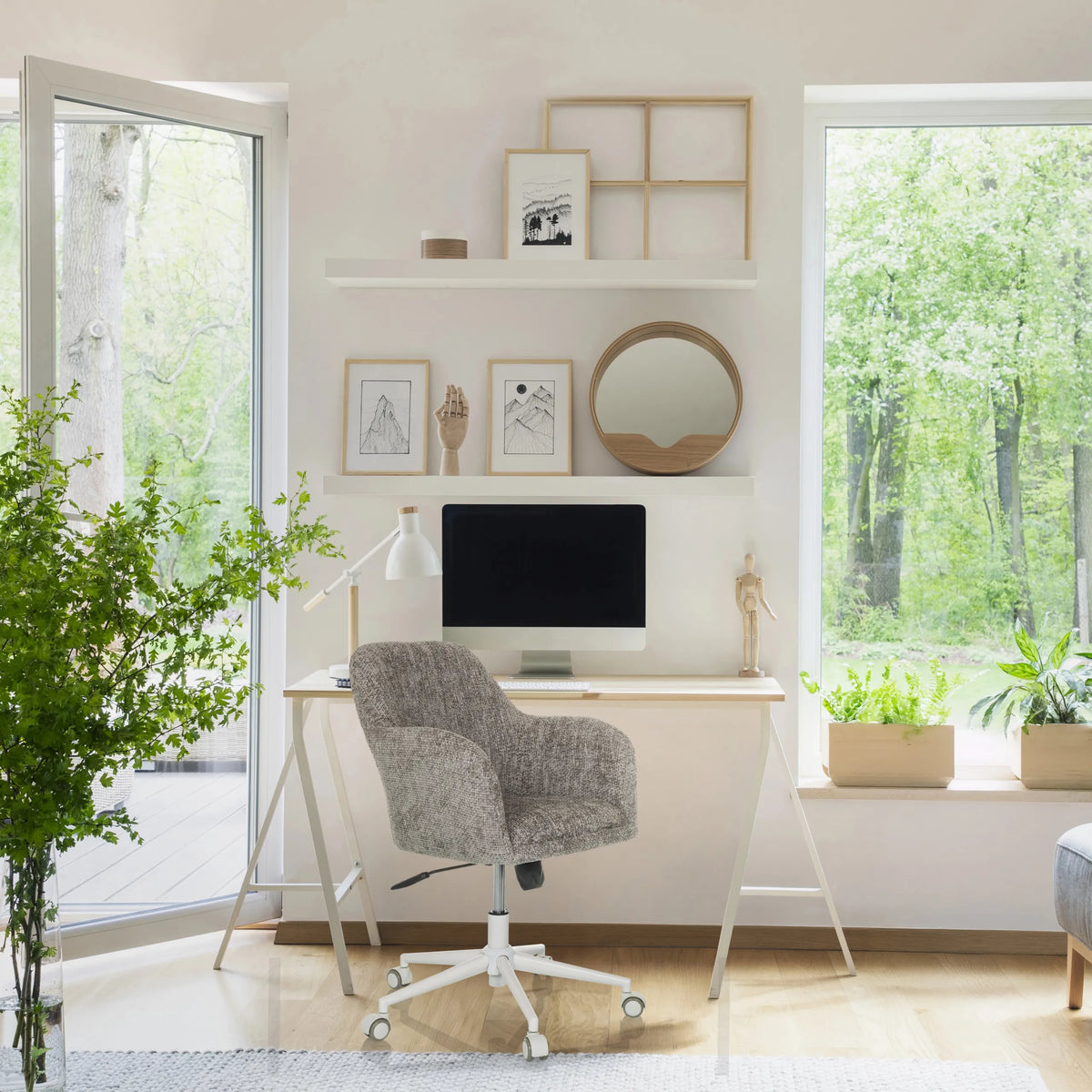 Thuisgebruik bureaustoel SOLAO HOME in grijs met stofbekleding en wit onderstel aan een bureau van hjh LIVING