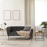 Grijze lounge bank HAYRIVER met kussens en een plaid in een lichte kamer van hjh LIVING