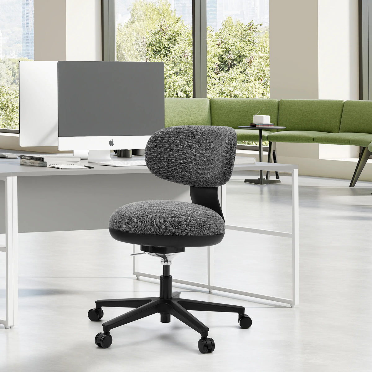 Grijze SITMOTION B thuisgebruik bureaustoel met wieltjes voor een wit bureau in een licht kantoor van hjh OFFICE