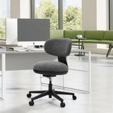 Grijze SITMOTION B thuisgebruik bureaustoel met wieltjes voor een wit bureau in een licht kantoor van hjh OFFICE