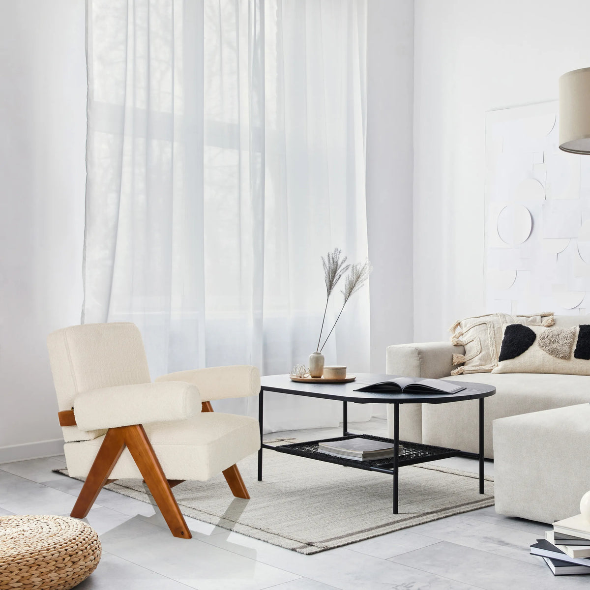 Witte loungestoel POOLY met houten frame in een lichte woonomgeving van hjh LIVING