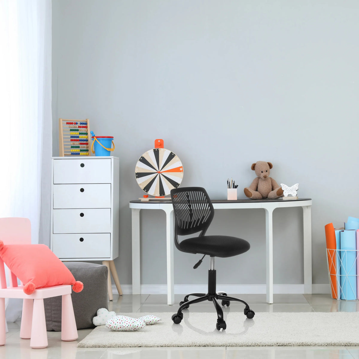 Zwarte Kinder bureaustoel KID QB met netrugleuning en wieltjes aan een wit bureau van hjh OFFICE