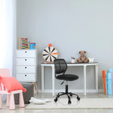 Zwarte Kinder bureaustoel KID QB met netrugleuning en wieltjes aan een wit bureau van hjh OFFICE