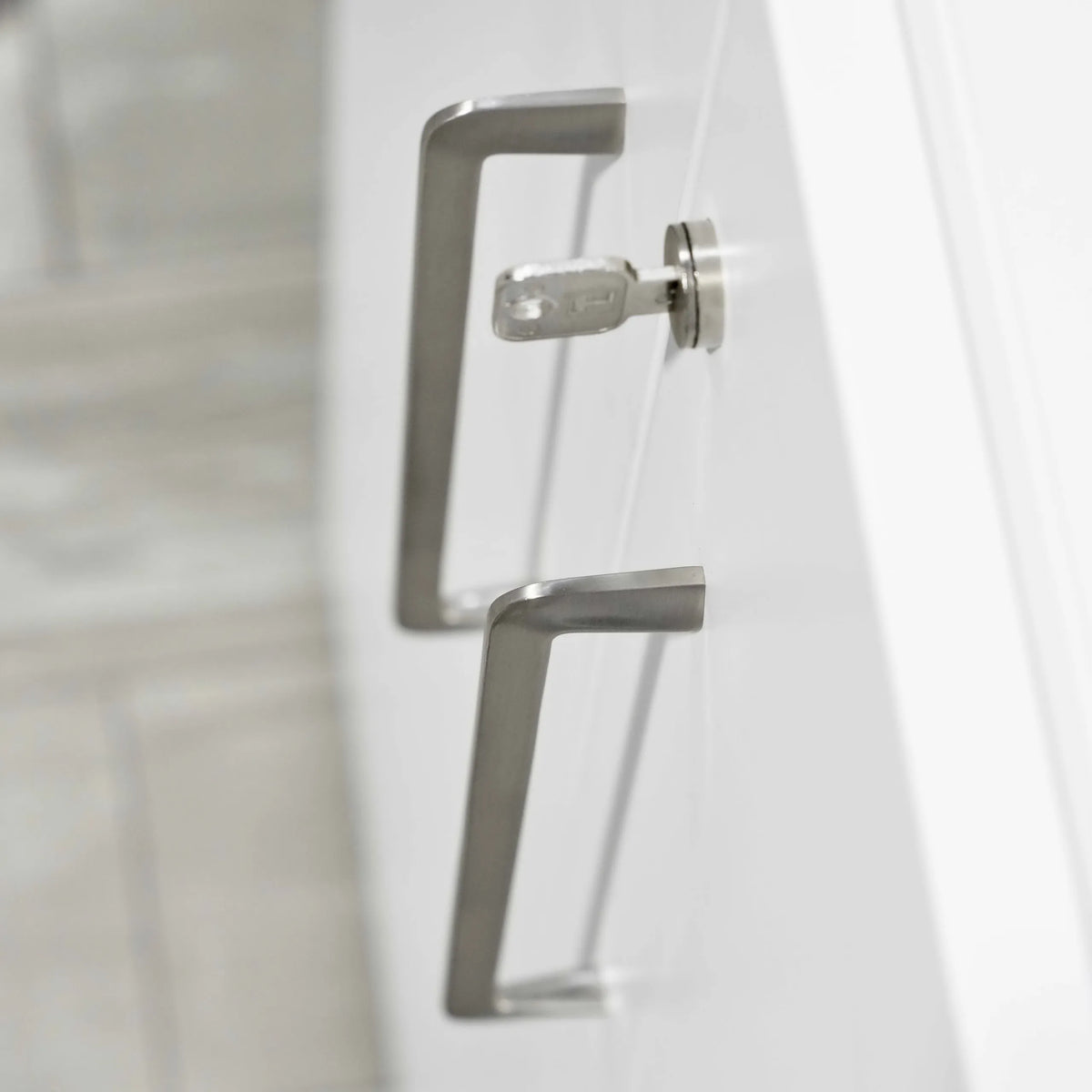 Metalen handgreep en slot met sleutel op de combinatiekast BETA 9 van hjh OFFICE PRO