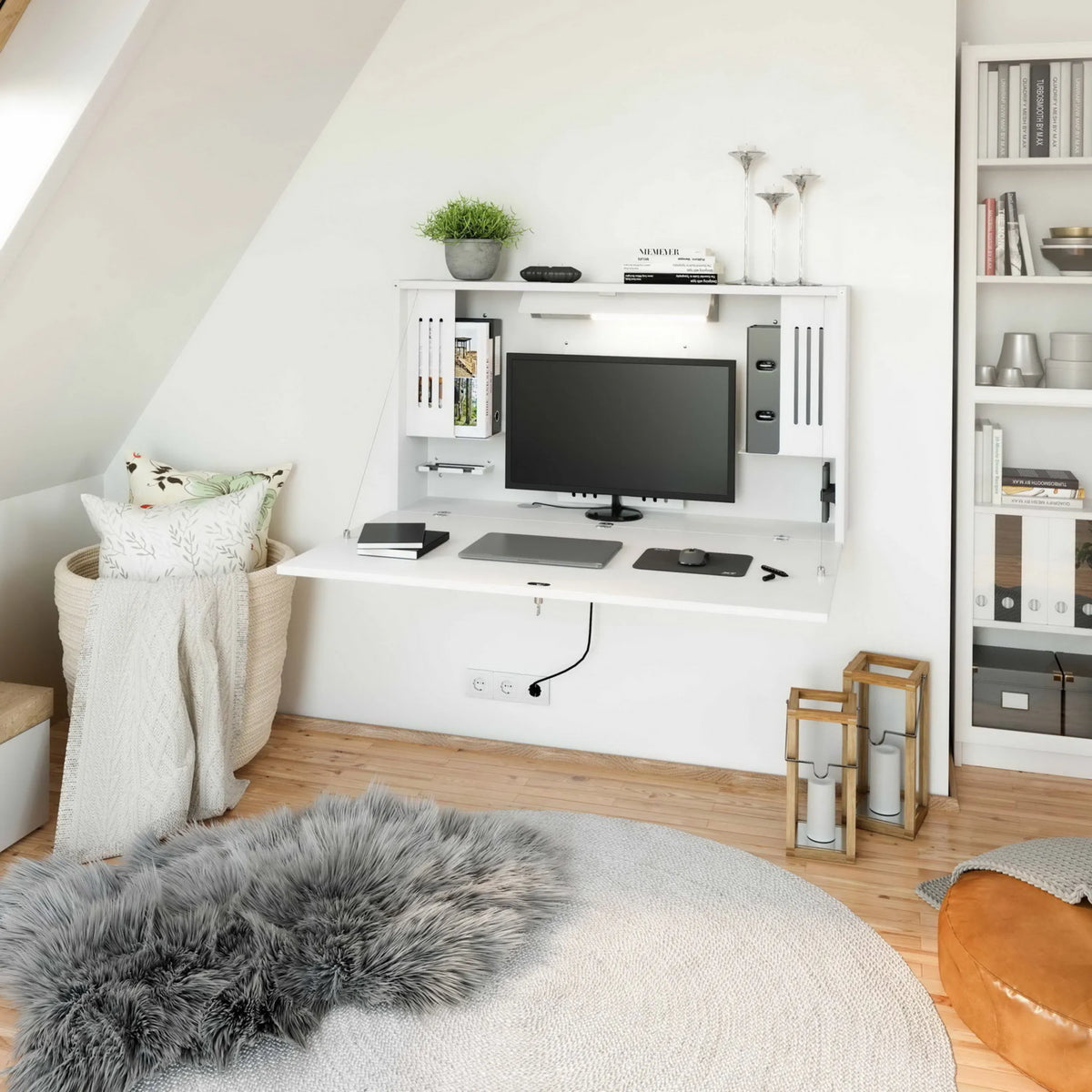 Wit WOVA wandbureau als secretaire met geïntegreerde plank en monitor van hjh OFFICE PRO