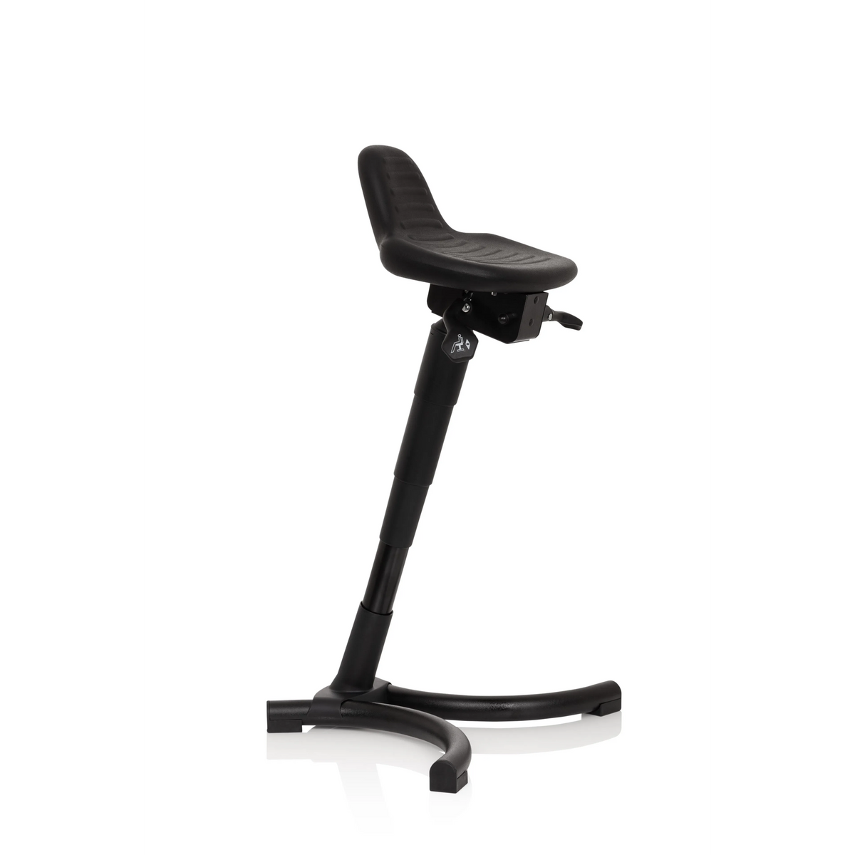 Schwarze Stehhilfe TOP WORK 34 mit Sitzfläche, Rückenlehne und vierfußigem Standfuß von hjh OFFICE – 360-Grad-Ansicht (schräge Frontansicht 60°)
