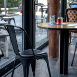 Zwarte Bistrostoel VANTAGGIO BRUSH met gebogen rugleuning aan een ronde tafel van hjh OFFICE