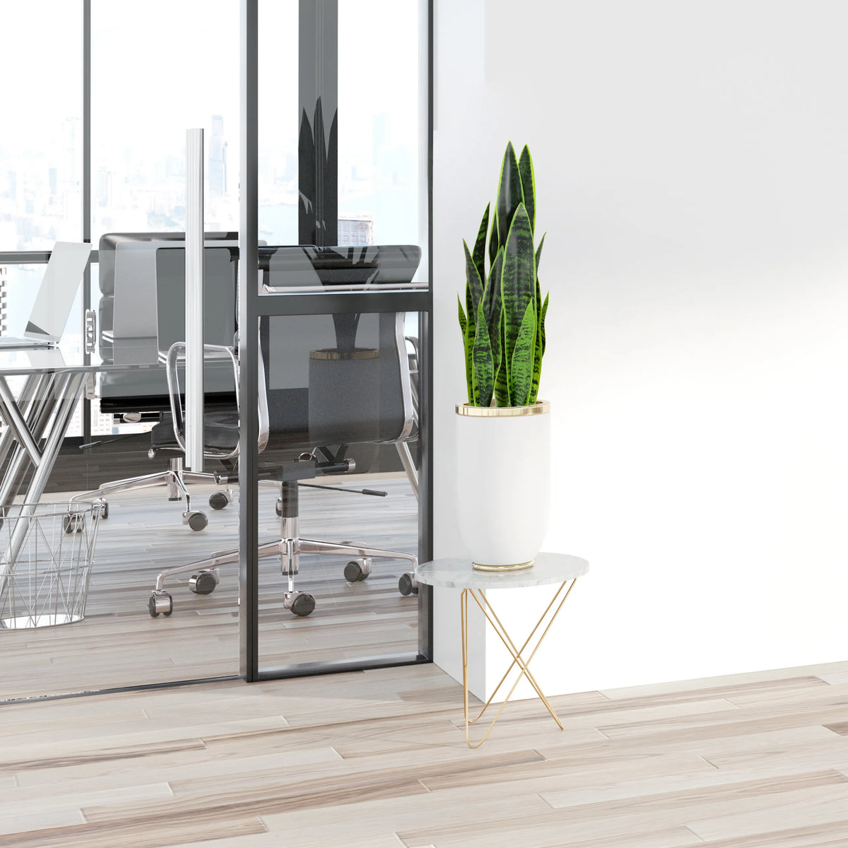 Groene Kunstplant SANSEVIERIA in een witte pot op een bijzettafel van hjh OFFICE