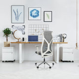 Grijze professionele bureaustoel AZURRO WHITE met netrugleuning en armleuningen van hjh OFFICE