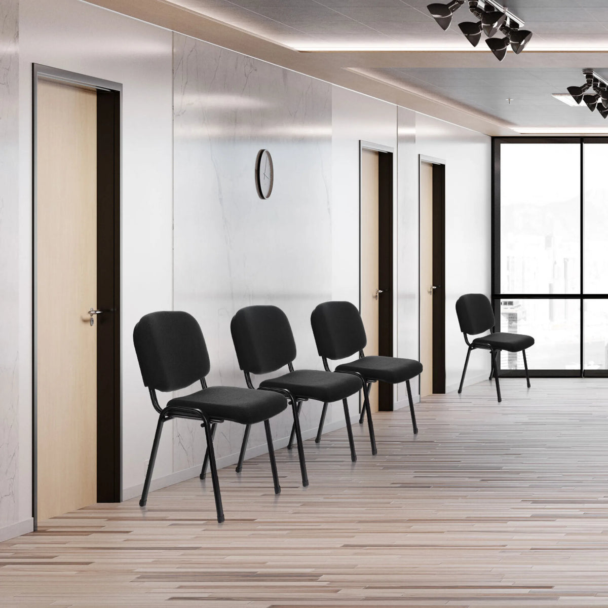 Vier XT 600 vierpotige stoelen in het zwart met slanke poten in een gang van hjh OFFICE