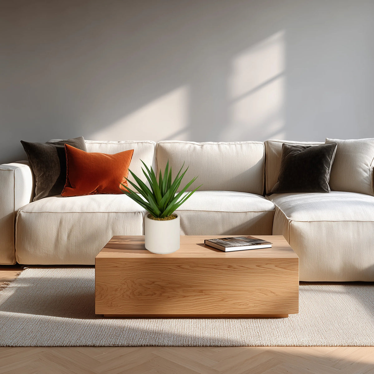Kunstplant Agave in het groen met een witte pot op een houten tafel voor een lichte bank van hjh OFFICE
