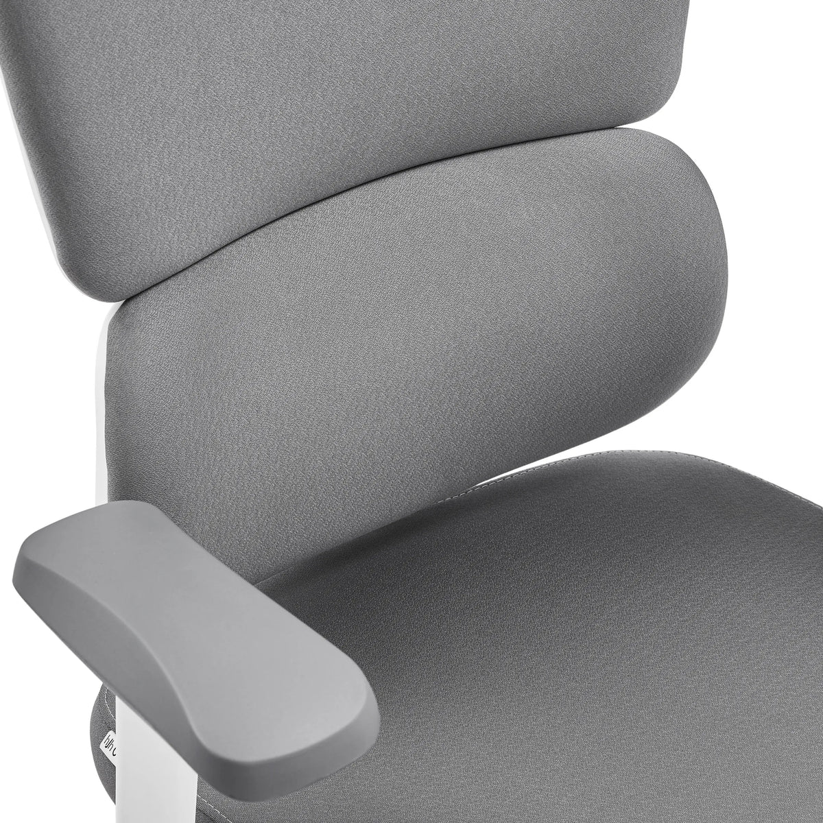 Grijze stoffen bekleding en armleuning van de professionele bureaustoel Ergomy WF 2 met een wit frame van hjh OFFICE