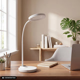 Witte Lumanova D5 bureaulamp met gebogen hals op een houten tafel van hjh OFFICE (AI-gegenereerde afbeelding)