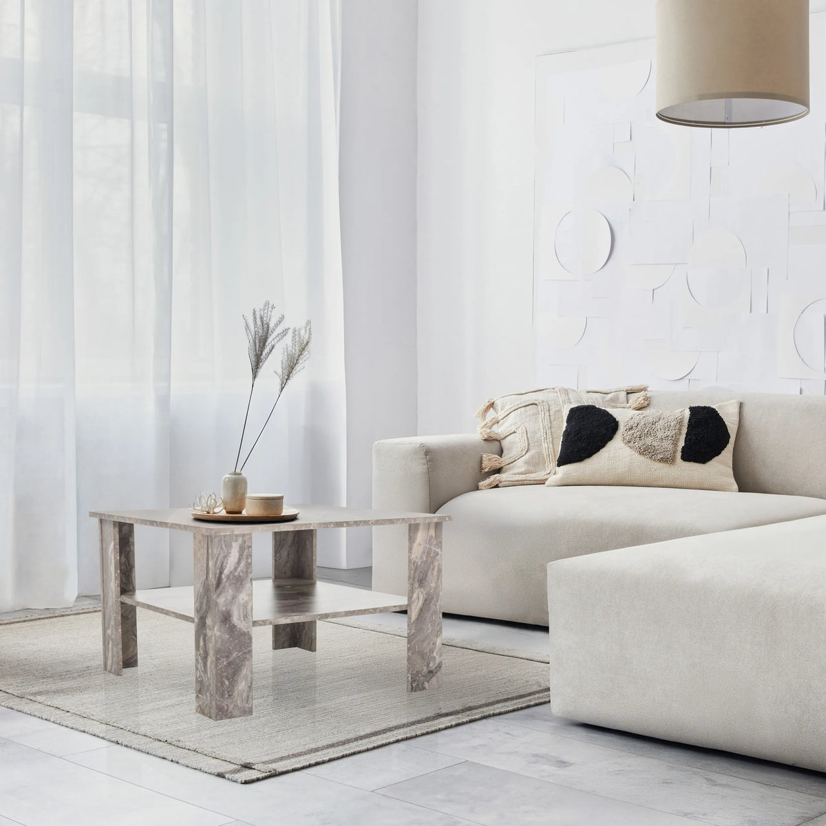 Grijze salontafel BISMO met marmerlook, twee niveaus en een vierkante vorm in de woonkamer van hjh LIVING