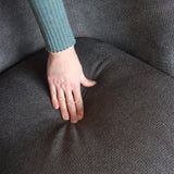 Grijze stoffen bekleding van het zitvlak van de HAYRIVER lounge bank onder een hand van hjh LIVING