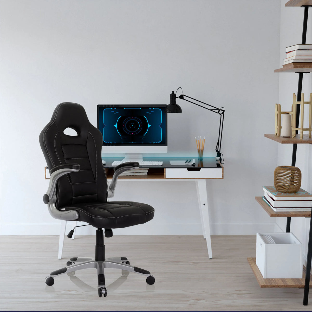 Zwarte Gamestoel GAME SPORT met armleuningen en zwenkwielen aan een bureau van hjh OFFICE