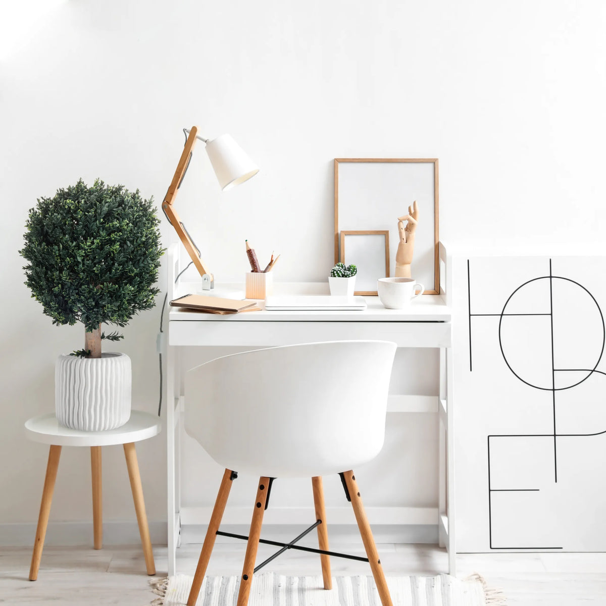 Groene kunstplant BUXUS in een witte, gestructureerde buitenpot op een bijzettafel van hjh OFFICE