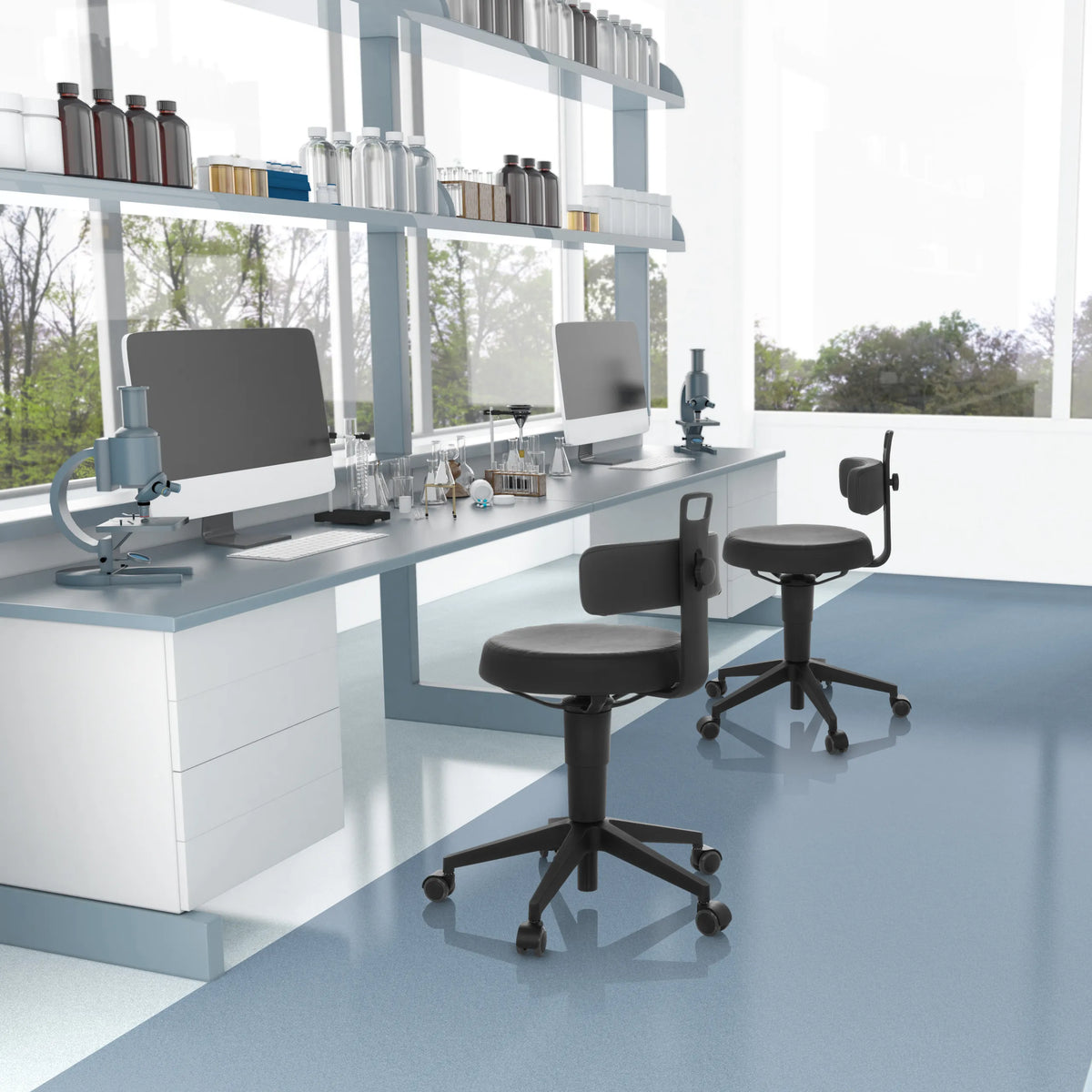 Twee zwarte TOP WORK FLEX PU draaikrukken met kunstlederen bekleding en zwenkwielen aan een laboratoriumtafel van hjh OFFICE