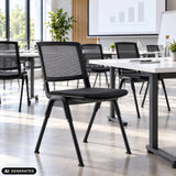 Bezoekersstoel MEET WA in zwart met netrugleuning in een vergaderruimte van hjh OFFICE (AI-gegenereerde afbeelding)