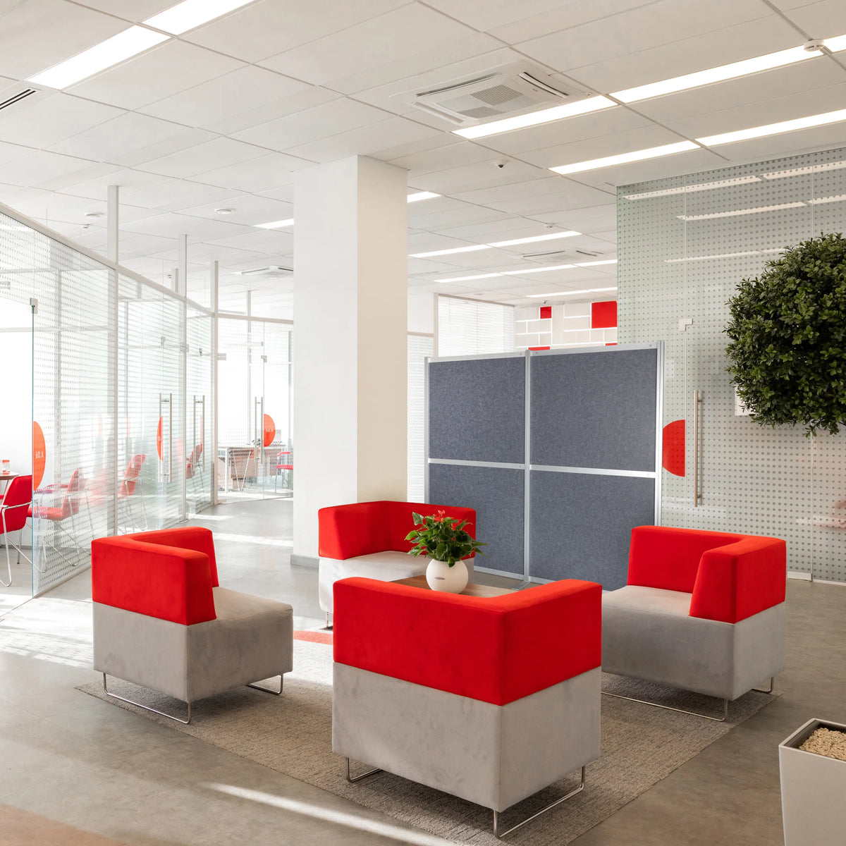 Grijze Scheidingswand FLEXMIUT MODUL als roomdivider in een kantooromgeving van hjh OFFICE