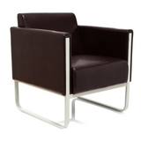 Bruine gestoffeerde fauteuil ARUBA met wit metalen frame van hjh OFFICE – 360-gradenweergave (schuin vooraanzicht 40°)