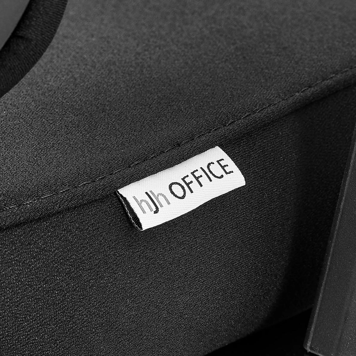Geweven logo-label op de zwarte stofbekleding van de Professionele bureaustoel Ergomy F 2 van hjh OFFICE